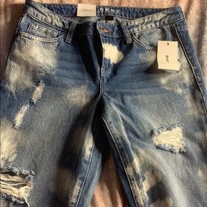 I’m selling these dkny jeanss